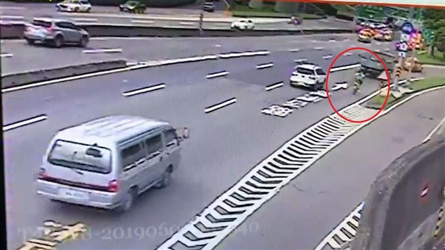 單車男險騎上國道　警護送解圍