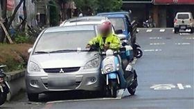 （圖／翻攝自爆怨公社）收費員,開單,轎車,刮傷