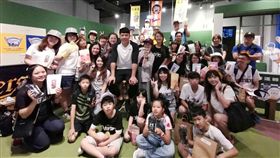 周思齊與球迷。（圖／台灣球芽棒球發展協會提供）