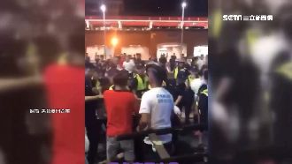 淡水遶境爆激烈衝突！警噴辣椒水壓制