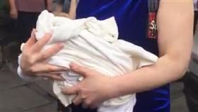 未婚小媽媽好狠！租屋處偷生寶寶　下秒竟丟出3樓窗外
圖／翻攝自微博