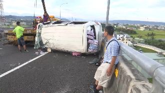 貨車匝道翻覆撞轎車　 1女受傷送醫