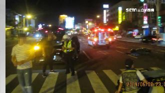 拚一下闖紅燈！雙B名車路口撞飛騎士