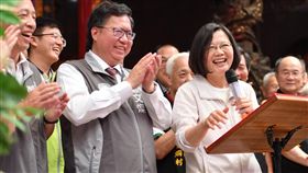 蔡英文總統9日赴桃園參拜宮廟，桃園市長鄭文燦也陪同。(圖/翻攝蔡英文臉書)