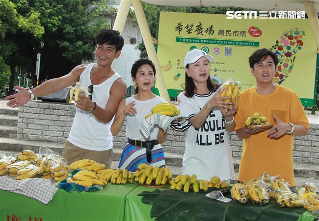 「天之蕉子」演員楊子儀、吳怡霈、張瓊姿、黃靖倫幫蕉農推廣香蕉。（記者邱榮吉/攝影）