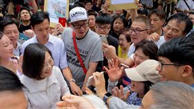 蔡英文總統9日赴桃園參拜宮廟獲支持著的熱烈歡迎。(圖/翻攝蔡英文臉書)