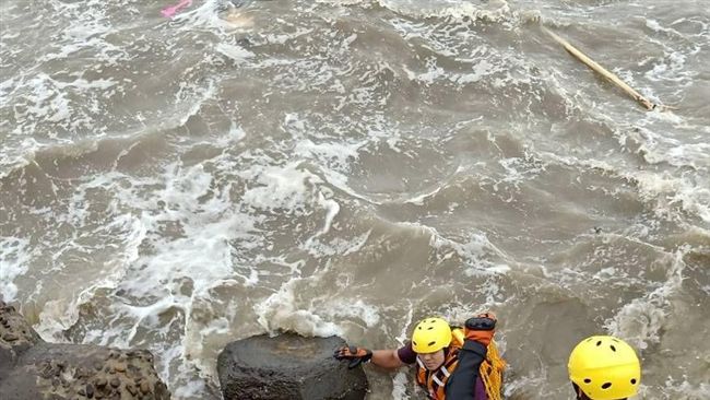 竹圍漁港4人下海溺水　2女送醫命危