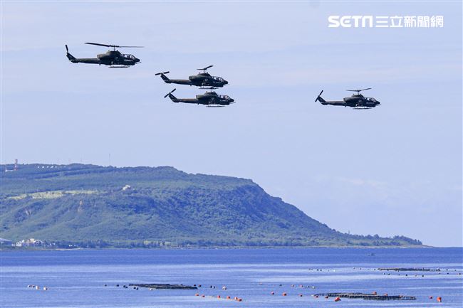 漢光卅五號演習於屏東滿豐射擊場實施，圖為AH-1W眼鏡蛇攻擊直升機〔記者林士傑/屏東拍攝〕
