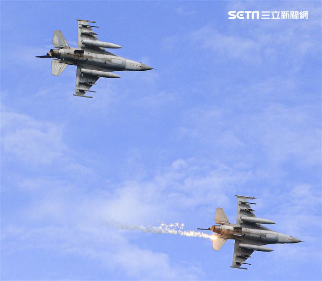 漢光卅五號演習於屏東滿豐射擊場實施，圖為F-16戰機。〔記者林士傑/屏東拍攝〕