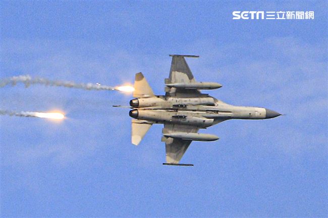 漢光卅五號演習於屏東滿豐射擊場實施，圖為F-16戰機。〔記者林士傑/屏東拍攝〕