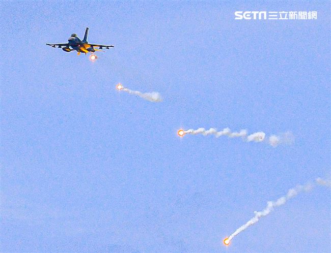 漢光卅五號演習於屏東滿豐射擊場實施，圖為F-16戰機。〔記者林士傑/屏東拍攝〕