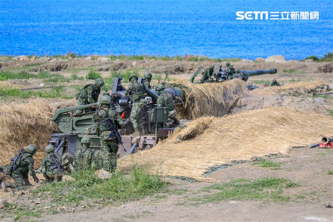 漢光卅五號演習於屏東滿豐射擊場實施，圖為M110A2自走砲從掩護場奪出。〔記者林士傑/屏東拍攝〕