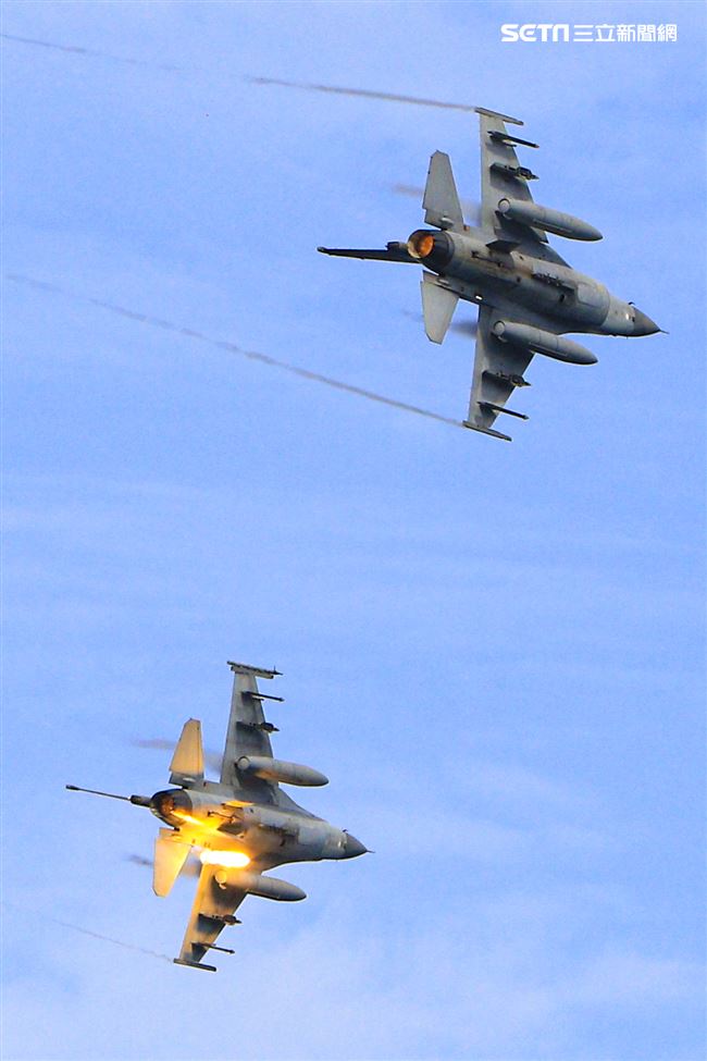漢光卅五號演習於屏東滿豐射擊場實施，圖為F-16戰機。〔記者林士傑/屏東拍攝〕