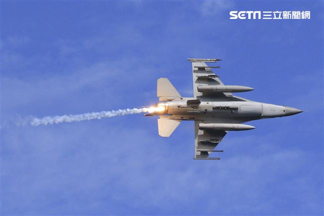 漢光卅五號演習於屏東滿豐射擊場實施，圖為F-16戰機。〔記者林士傑/屏東拍攝〕