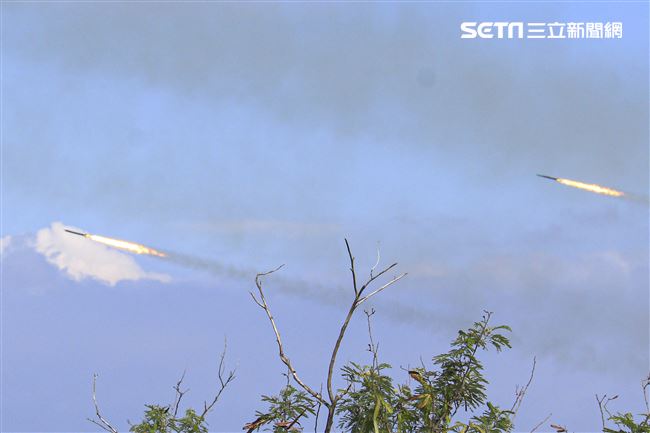 漢光卅五號演習於屏東滿豐射擊場實施，圖為雷霆2000多管火箭。〔記者林士傑/屏東拍攝〕