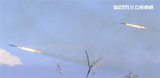 漢光卅五號演習於屏東滿豐射擊場實施，圖為雷霆2000多管火箭。〔記者林士傑/屏東拍攝〕