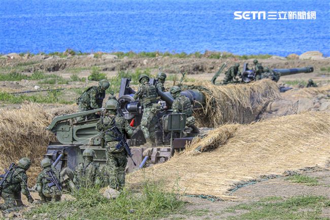 漢光卅五號演習於屏東滿豐射擊場實施，圖為M110A2自走砲從掩護場奪出。〔記者林士傑/屏東拍攝〕