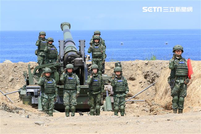 漢光卅五號演習於屏東滿豐射擊場實施，圖為由9名女性官兵編組而成的砲兵班。〔記者林士傑/屏東拍攝〕