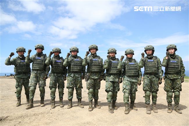 漢光卅五號演習於屏東滿豐射擊場實施，圖為由9名女性官兵編組而成的砲兵班。〔記者林士傑/屏東拍攝〕