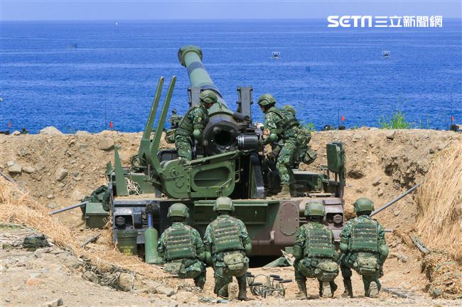 漢光卅五號演習於屏東滿豐射擊場實施，圖為由9名女性官兵編組而成的砲兵班。〔記者林士傑/屏東拍攝〕