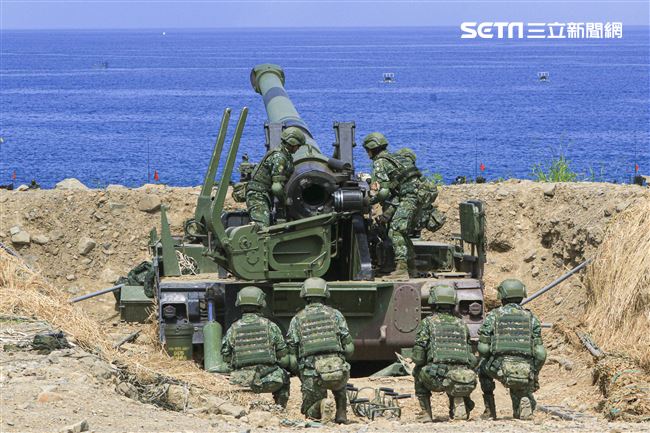 漢光卅五號演習於屏東滿豐射擊場實施，圖為由9名女性官兵編組而成的砲兵班。〔記者林士傑/屏東拍攝〕