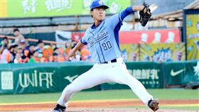 ▲游霆崴一軍初登板先發便拿勝投。（圖／翻攝自富邦悍將棒球隊臉書）