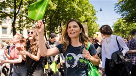 綠黨歐洲議會議員魏納奧地利名廚魏納（Sarah Wiener）成功當選歐洲議會議員，圖為她5月31日在維也納參加「週五為未來而戰」（Fridays for Future）示威，呼籲政府採取行動對抗地球暖化。（圖取自facebook.com/sarahwienerofficial/）中央社記者林育立柏林傳真  108年6月9日
