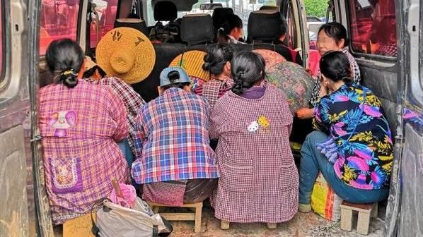 6人小車擠進17位大媽　網不以為意