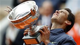 ▲納達爾拿下生涯第12座法網男單冠軍盃。（圖／美聯社／達志影像）