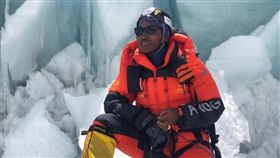 世界之巔,聖母峰,屍體,登山客,爬山
https://twitter.com/globalvoicesnp/status/1136853092811431936