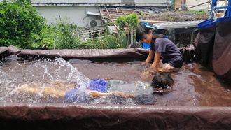 天才！貨車變泳池還有「海浪太強」！