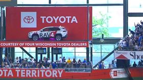 ▲Mike Moustakas的全壘打幫球迷贏得休旅車。（圖／翻攝自美國職棒）