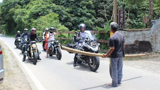 肉身擋車怒重機太吵　他被告妨害自由
