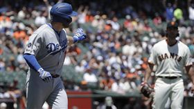 ▲孟西（Max Muncy）開轟目送球飛出場，邦加納（Madison Bumgarner）超不爽。（圖／美聯社／達志影像）