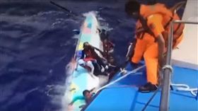 台東,龍舟,蘭嶼,海洋廢棄物,橫渡,翻覆（圖／翻攝畫面）