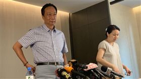 （１６：９）要求訂制度  郭台銘：王院長的事情還會再發生鴻海董事長郭台銘（左）10日上午召開記者會，強調11日會參加國民黨中央的「參加初選同志座談會」，要求黨中央建立制度辦法，如果不能在候選人開跑前把制度訂好，制度不能事先講清楚，「王院長的事情還會再發生」。中央社記者葉臻攝　108年6月10日