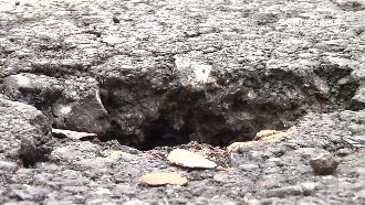 路平神話破功？高雄鳳松路鋪好又凹陷