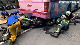 台北市張姓男子騎乘重機車撞上前方公車車底（翻攝畫面）