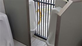 公廁,小便斗,鐵欄杆,台南／爆怨公社