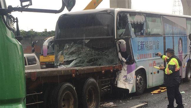 國1南下51K三車撞！客運駕駛不治