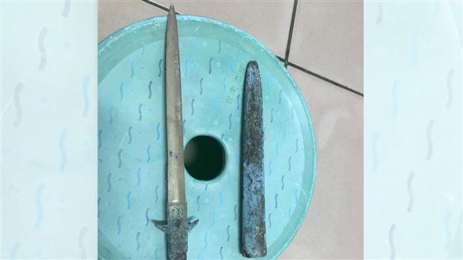 想拋光生鏽銅劍　網揭恐怖下場：別動