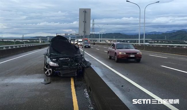 女狂飆中投公路　撞貨車驚悚影片曝光