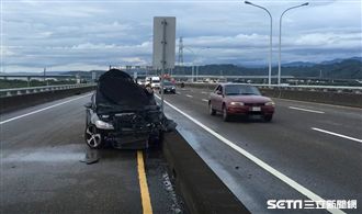 女狂飆中投公路　撞貨車驚悚影片曝光