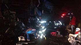 巴西公車翻覆撞數車（圖／翻攝自Rádio CBN／Twitter）