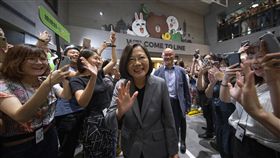 蔡總統參訪LINE台灣辦公室（1）總統蔡英文（中）10日參訪LINE台灣辦公室，了解LINE團隊在台灣的營運狀況和投資規劃以及目前提供的多元數位服務現況。（總統府提供）中央社記者葉素萍傳真 108年6月10日