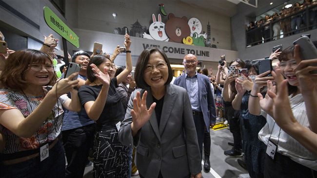 LINE榮譽公民！小英籲打假消息