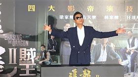 港星梁家輝霸氣現身新片首映會香港電影「追龍II：賊王」10日晚間在台北舉行首映會，港星梁家輝以一身雙排扣西裝霸氣現身。中央社記者洪健倫攝  108年6月10日