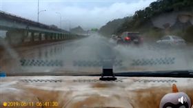 天雨路滑小心！他超車打滑撞分隔島又撞路肩　驚悚畫面曝光（圖／李姓網友授權）