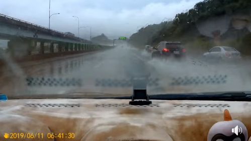天雨路滑！他超車撞分隔島又撞路肩
