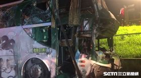 阿羅哈客運摔國道／記者許書維攝